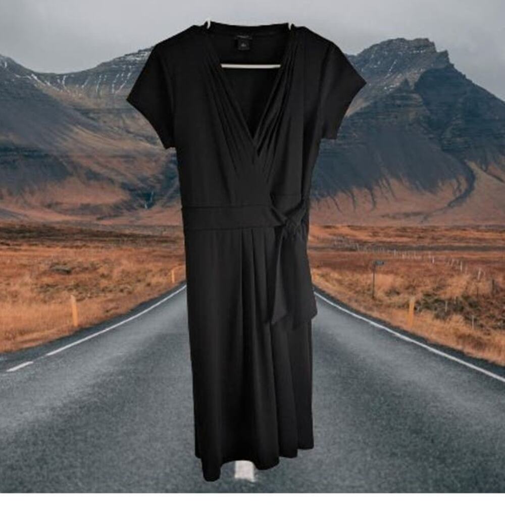 Ann Taylor 6 short sleeve black polyester stretch wrap dress. Office, travel